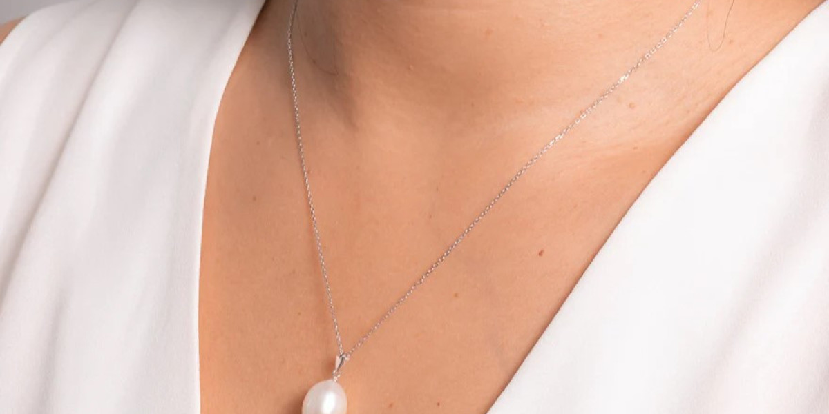 Timeless Elegance: Choosing the Perfect Pearl Pendant Necklace